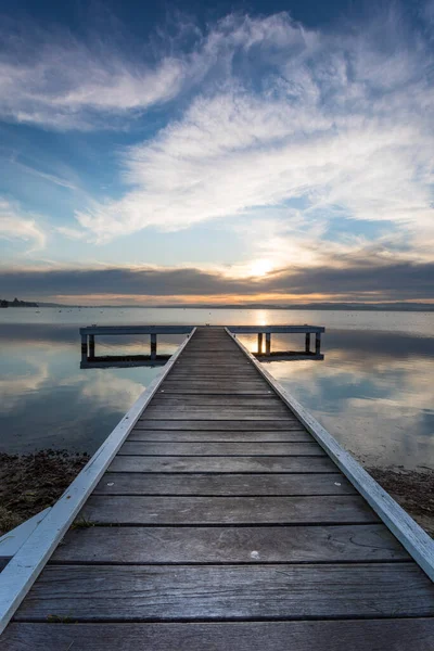 Zachód Słońca Przez Jezioro Macquarie Południe Newcastle Drewnianymi Molo Brzegu — Zdjęcie stockowe