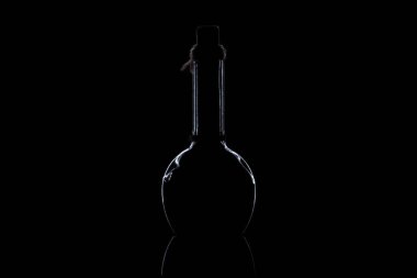 Siyah arka planda cam şişe.