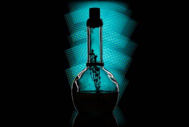 Siyah arka planda cam şişe.