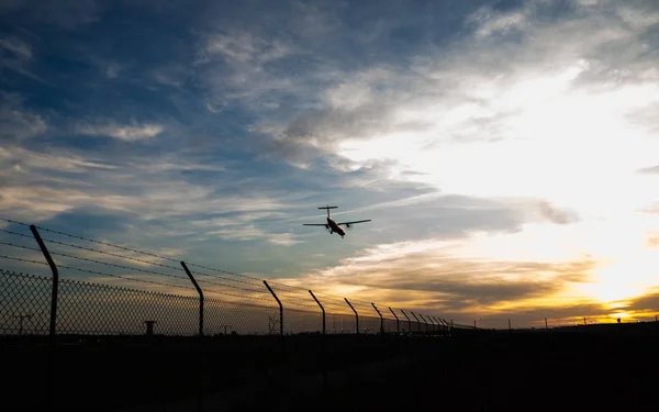 Flugzeug landet auf dem Flughafen — Stockfoto