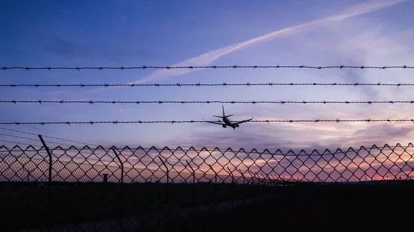 Atterrissage en avion à l'aéroport — Photo