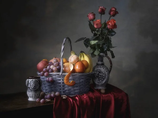 Νεκρή Φύση Μπουκέτο Τριαντάφυλλα Και Καλάθι Φρούτα — Φωτογραφία Αρχείου