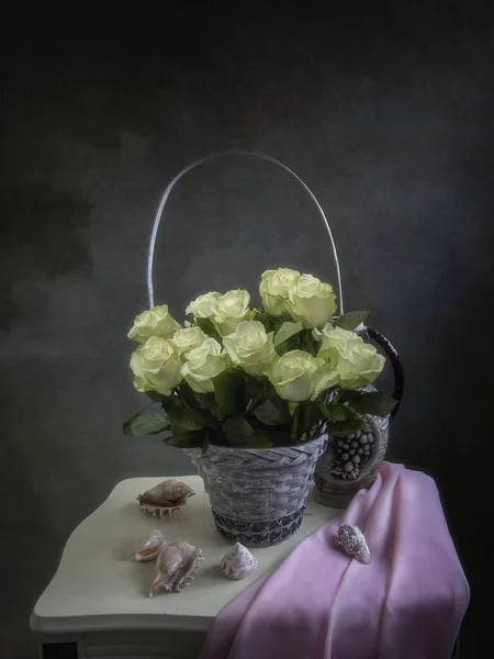 Натюрморт Корзиной Красивых Роз — стоковое фото