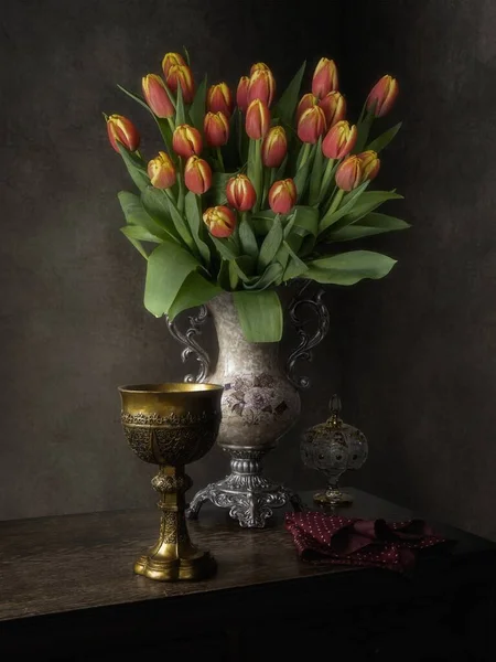 Натюрморт Красивым Букетом Красных Тюльпанов — стоковое фото