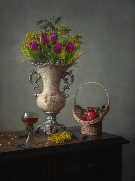 Натюрморт Букетом Тюльпанов Мимозы — стоковое фото