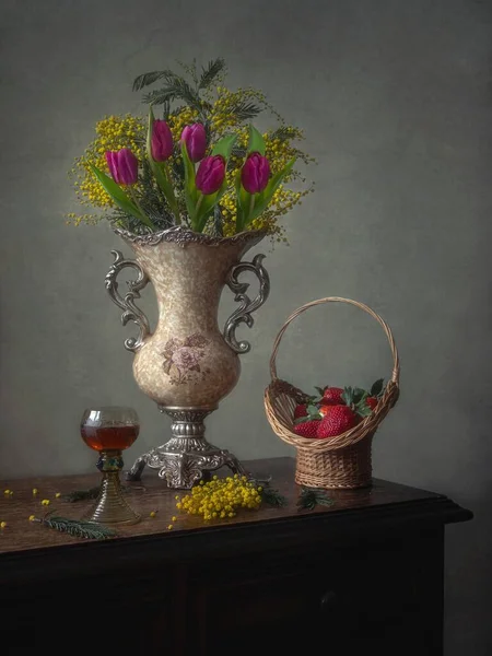 Natura Morta Con Bouquet Tulipani Mimosa — Foto Stock