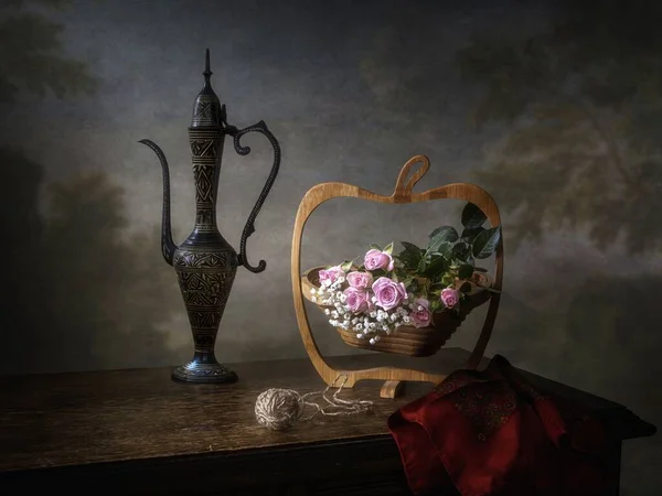 Natura Morta Con Bouquet Rose Delicate Vaso Legno — Foto Stock