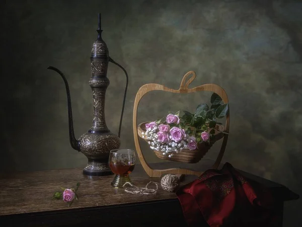 Натюрморт Восточным Кувшином Розовыми Розами — стоковое фото