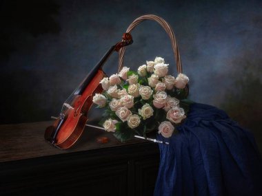 Kemanla ve pembe güllerle dolu lüks bir hayat