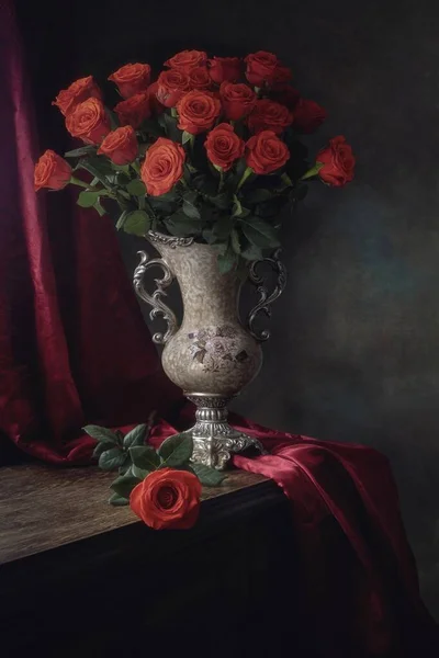 Natura Morta Con Splendido Bouquet Rose Rosse Vaso Vintage — Foto Stock