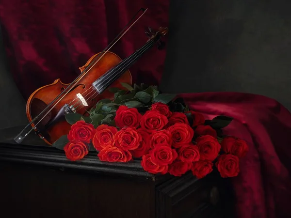 Natureza Morta Com Violino Luxuoso Buquê Rosas Vermelhas — Fotografia de Stock