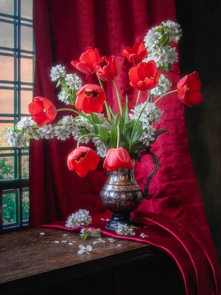 Stillleben Mit Strauß Roter Tulpen Und Blühendem Ast — Stockfoto