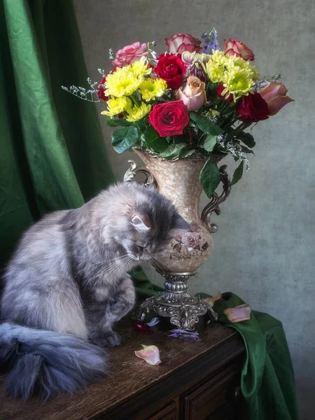 Natureza Morta Com Bouquet Luxuoso Flores Gatinho Curioso — Fotografia de Stock