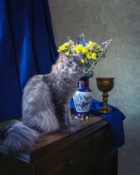 Natureza Morta Com Bouquet Luxuoso Flores Gatinho Curioso — Fotografia de Stock