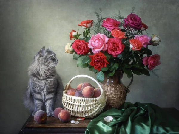 Chaton Gris Panier Avec Bouquet Fruits Roses — Photo