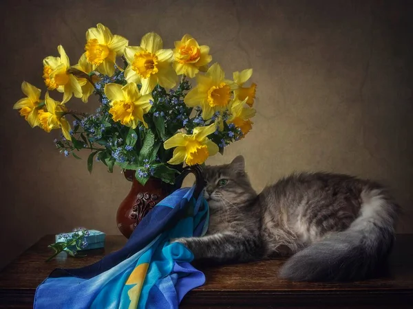 Nature Morte Avec Bouquet Jonquilles Jaunes Jouant Adorable Chaton — Photo