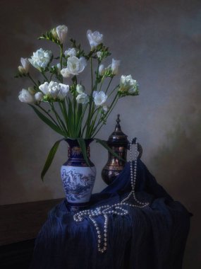 Beyaz frezya buketi ile sakin bir hayat