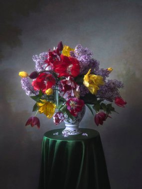 Lüks bahar çiçekleriyle dolu sakin bir hayat