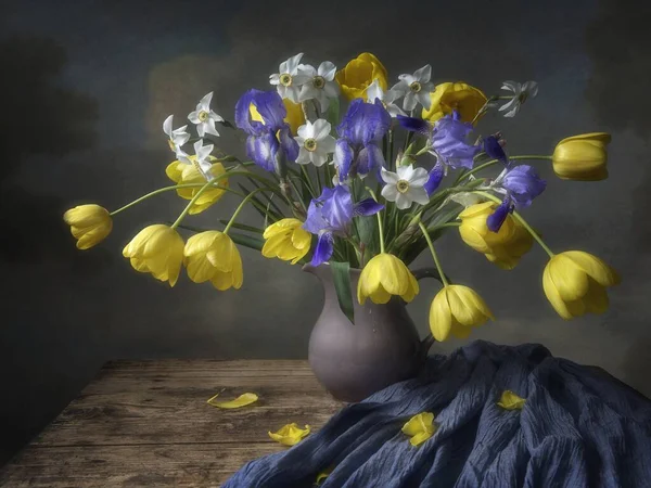 Natura Morta Con Splendido Bouquet Fiori Primavera — Foto Stock
