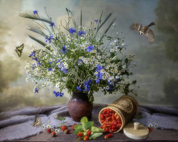 Літнє Натюрморт Полуницею Букетом Польових Квітів — стокове фото
