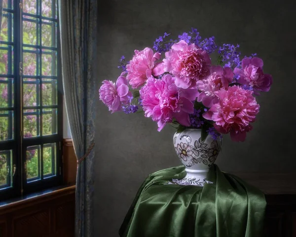 Натюрморт Великолепным Букетом Розовых Пионов — стоковое фото