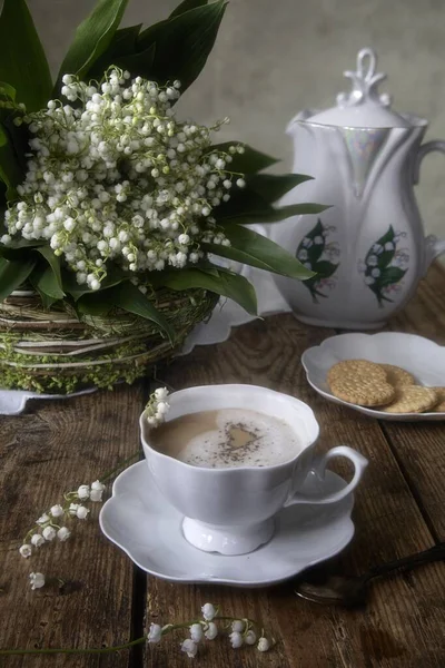 Tasse Kaffee Und Kekse Mit Frühlingsblumenstrauß — Stockfoto