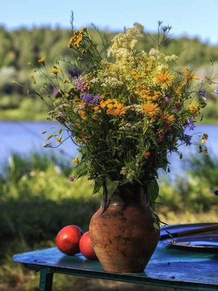 Букет Нежных Полевых Цветов Водном Фоне — стоковое фото