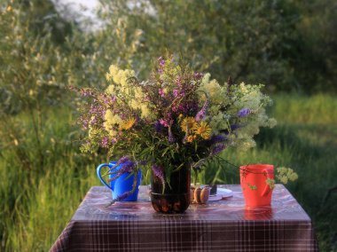  Açık havada bir buket yabani çiçekle hayat