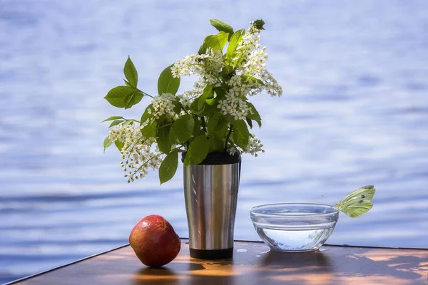 Bouquet Delicati Fiori Campo Sullo Sfondo Dell Acqua — Foto Stock