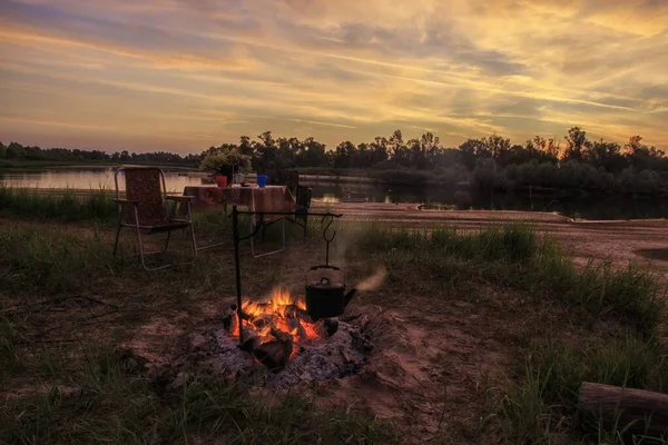 Zonsopgang Aan Oever Van Rivier Met Kampvuur Toeristische Tafel — Stockfoto