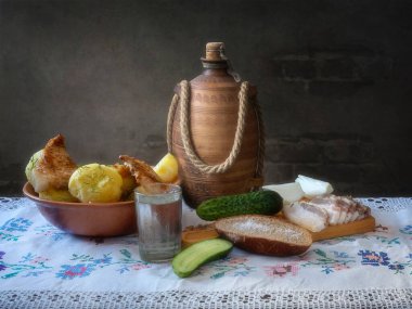 Bir bardak votkayla köy yemeği.