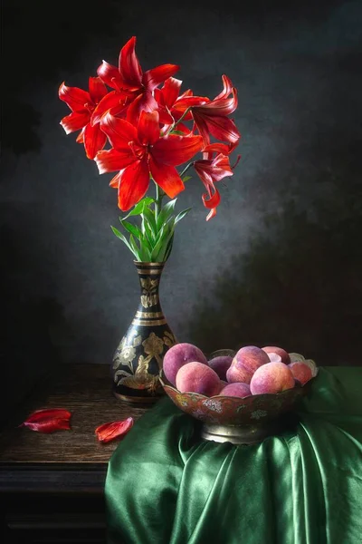 Натюрморт Веткой Красной Лилии Персиками — стоковое фото