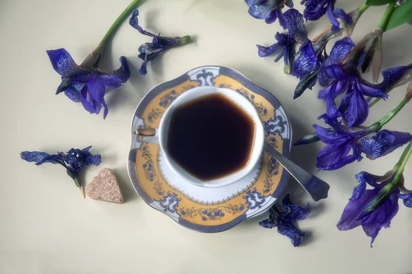 Stillleben Mit Kaffeetasse Und Schwertlilien — Stockfoto