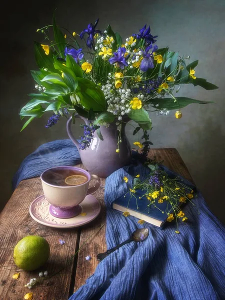 まだ野生の花やティーカップの花束と生活 — ストック写真