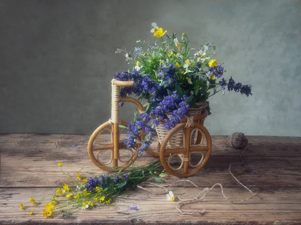 Vad Virágok Csokra Biciklis Kosárban — Stock Fotó