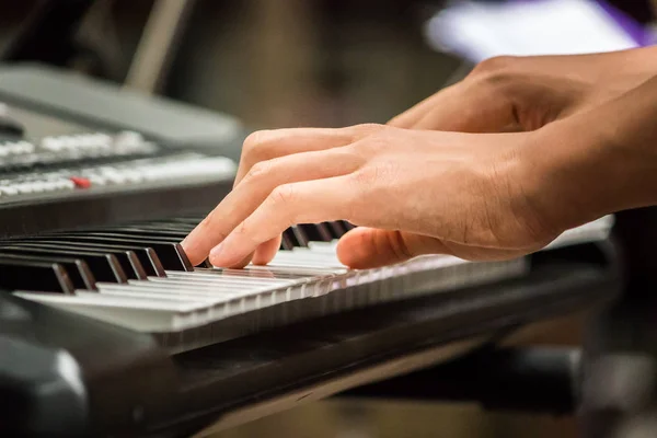 Primer Plano Mano Intérprete Música Tocando Piano —  Fotos de Stock