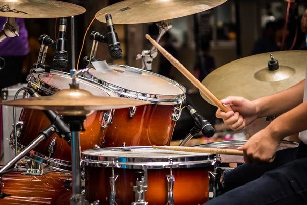 Jonge Man Het Bespelen Van Drums Straat — Stockfoto