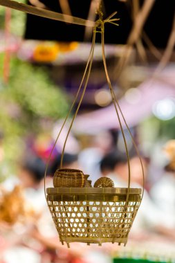 Hediye sepeti ve güzel rattan bitkiler yerel pazarda, Tayland