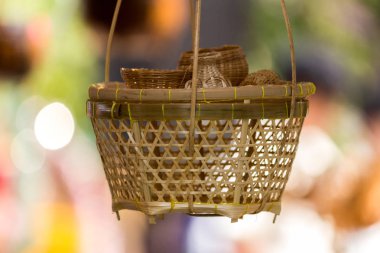 Hediye sepeti ve güzel rattan bitkiler yerel pazarda, Tayland