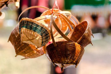 Hediye sepeti ve güzel rattan bitkiler yerel pazarda, Tayland