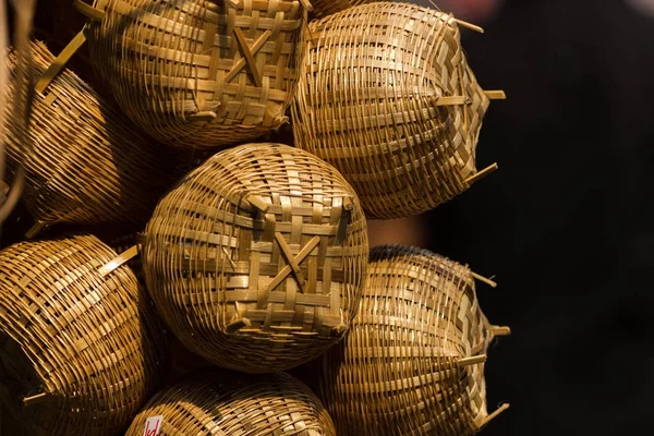 Hediye sepeti ve güzel rattan bitkiler yerel pazarda, Tayland