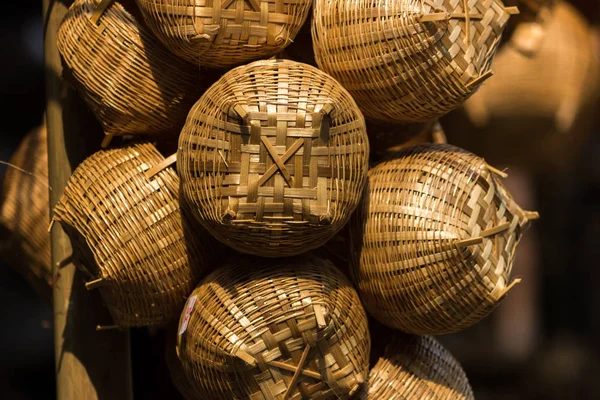 Hediye sepeti ve güzel rattan bitkiler yerel pazarda, Tayland