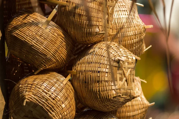 Hediye sepeti ve güzel rattan bitkiler yerel pazarda, Tayland