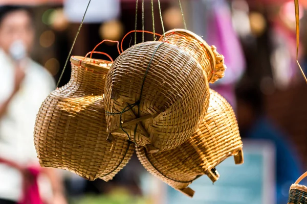 Hediye sepeti ve güzel rattan bitkiler yerel pazarda, Tayland