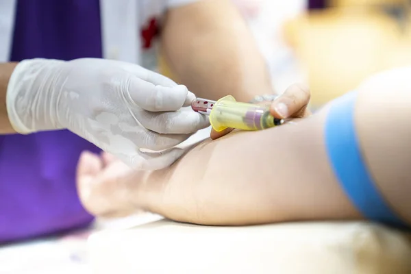 Medische Persoon Tekenen Bloed Met Spuit Hypodermische Naald Van Een — Stockfoto