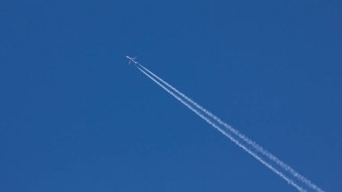 Mavi bir gökyüzü üzerinde jet Jet trafik.