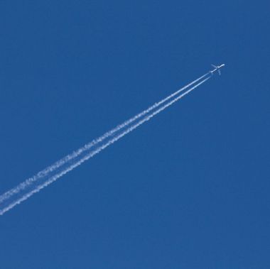 Mavi bir gökyüzü üzerinde jet Jet trafik.