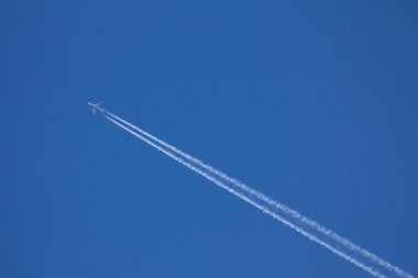 Mavi bir gökyüzü üzerinde jet Jet trafik.