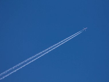 Mavi bir gökyüzü üzerinde jet Jet trafik.