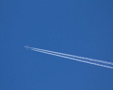 Mavi bir gökyüzü üzerinde jet Jet trafik.